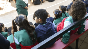 Informe OCDE alerta que Chile es el país con mayor inasistencia escolar en básica (y los costos del ausentismo)